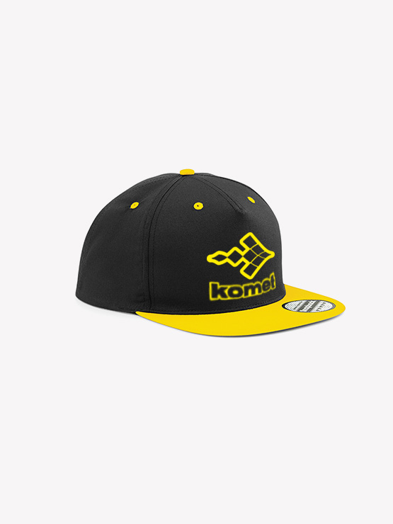 Komet Racing Tyres — Merchandising — Snapback nero con visiera gialla: bandiera a scacchi e scritta komet sul frontale.