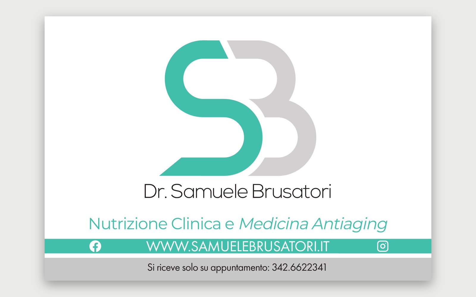 Dr. Samuele Brusatori — Logo e immagine coordinata — La targa dello studio, 38 × 26 cm: marchio, sito, social e numero per gli appuntamenti.