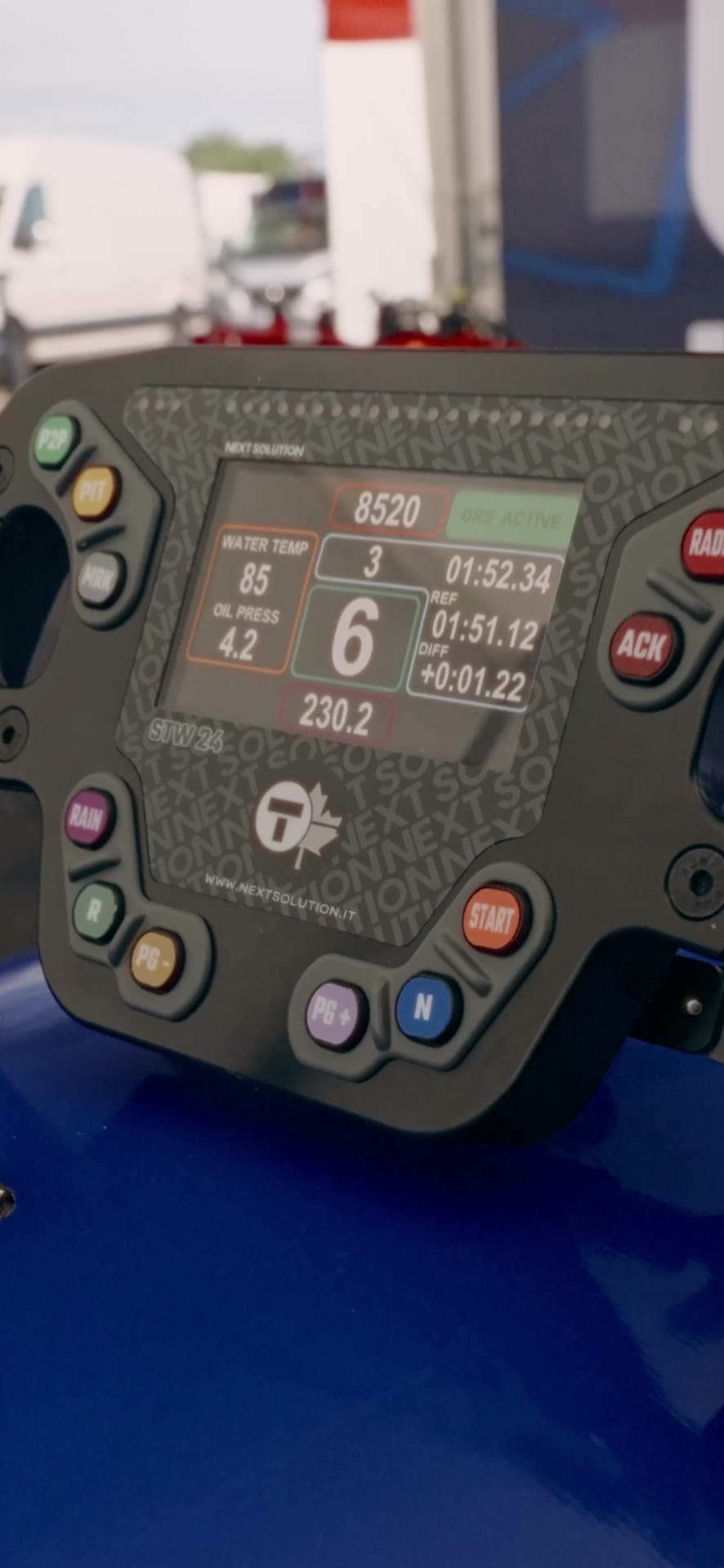 Tatuus — The steering wheel, with the display on.